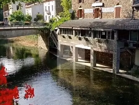 maison de village en bord de rivière