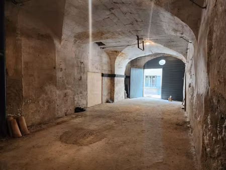 magnifique local au coeur d'uzes