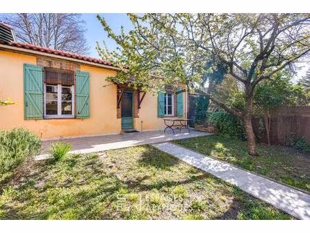 chartreuse de charme dans le bas de côte pavée