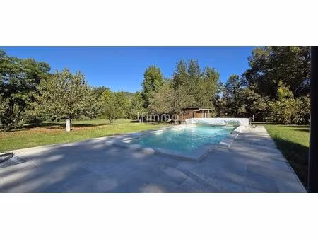 villa de plain-pied avec piscine et grand terrain arboré