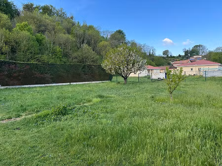 vaulx-milieu : terrain à bâtir hors lotissement.