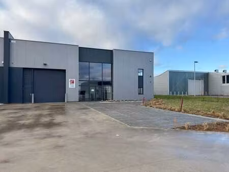 bâtiment semi-industriel à louer dans le pae de verlaine