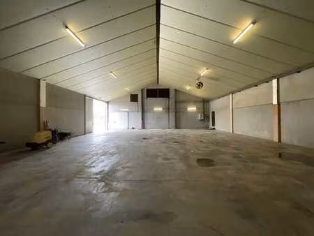entrepôt de +/- 317 m² avec béton lissé