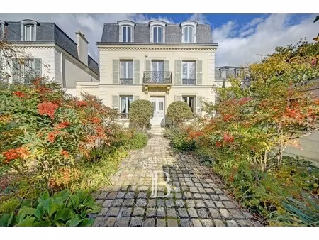 maison de luxe à vendre dans le quartier place louis xiv