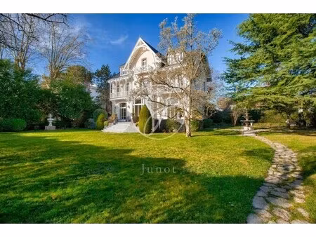 hôtel particulier à vendre dans le quartier vieux croissy