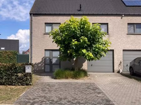 moderne gezinswoning in rustige buurt te lochristi
