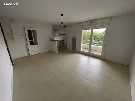 t2 vide canal de rompsay avec place de parking