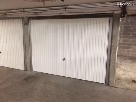 box sécurisé en sous sol avec de noumbreuses étagères