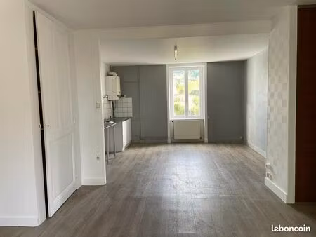 à louer – charmant appartement 3 pièces de 68 m² avec jardinet à thizy-les-bourgs