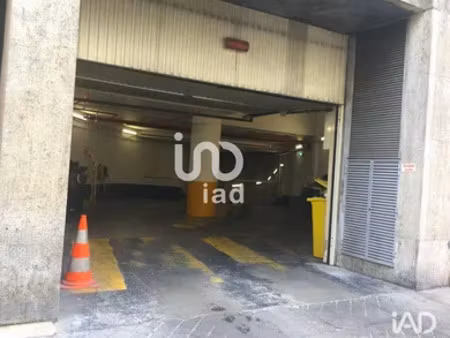 parking à paris (75008)