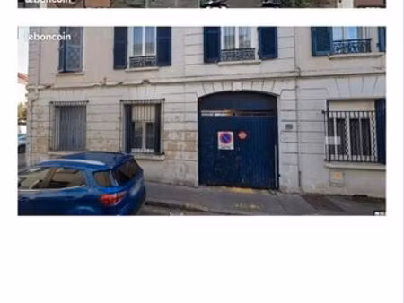 place de parking extérieur