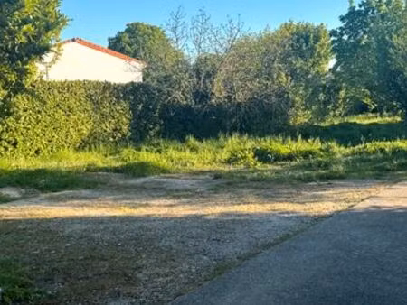 à vendre terrain constructible viabilisé idéalement situé proche mairie