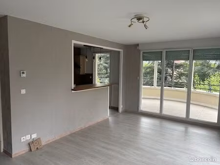 appartement avec box fermé cave climatisation réversible