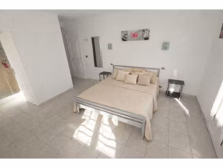 studio meuble fonctionnel climatise haut de villa - 5 min d