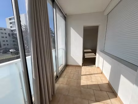 bourg les valence - proximite centre ville appartement t3 avec balcon  cave et parking