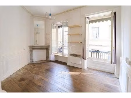 local commercial attaché à un studio au 1er étage