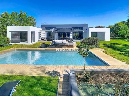 a vendre demeure contemporaine de 228m² 5 chambres et piscine avec terrain de 6273m²