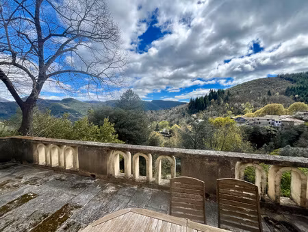 maison en pierre perchée avec vue