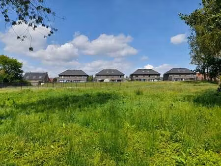 bouwgrond van 48 a 79 ca geschikt voor een open bebouwing