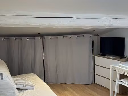 studio mansardé meublé tout équipé en plein centre de st genis laval et au pied des commer