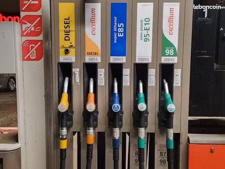 fond de commerce station d'essence totalenergies avec son boutique