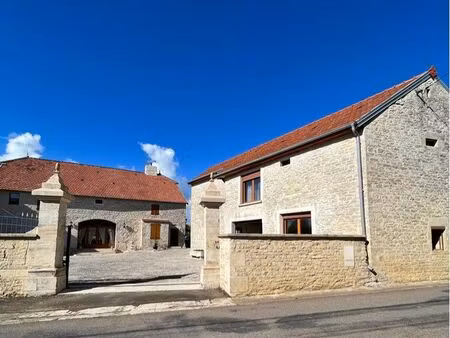 maison en pierre avec dépendance