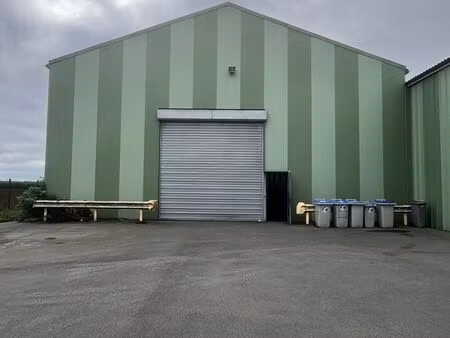 bâtiment / hangar 900 m² à louer – grande hauteur – parking – neuf-berquin