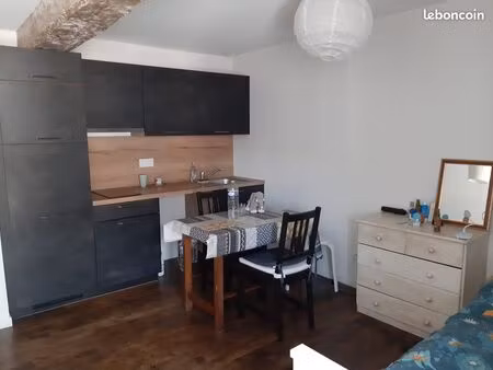 joli studio meublé bien agencé toutes charges comprises (eau  électricité  chauffage  ...)