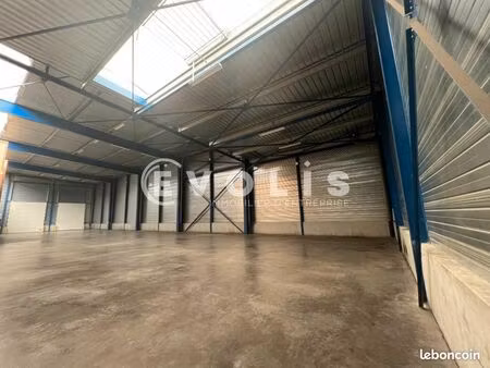 local d'activité 833 m²