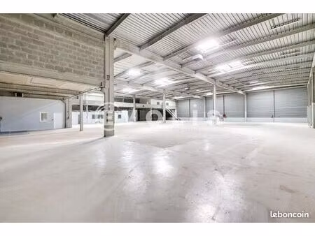 local d'activité 2 400 m²