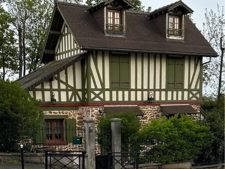 maison de caractère – non mitoyenne – 747 m² de terrain – rer e à pied