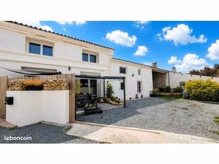 belle charentaise rénové 140m2 - dpe c - 4 chambres - 6 pièces