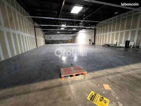 local commercial 1 700 m²