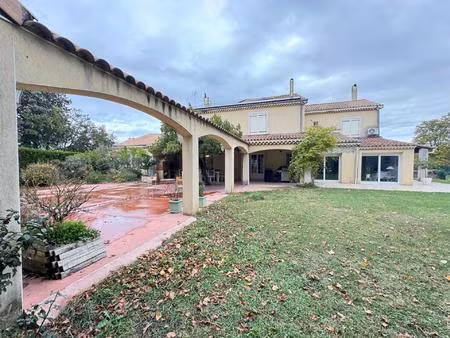 propriété familiale avec parc et tennis