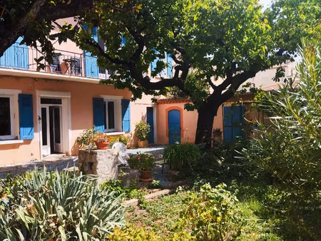 rare et belle maison sur terrain arbore centre ville de man