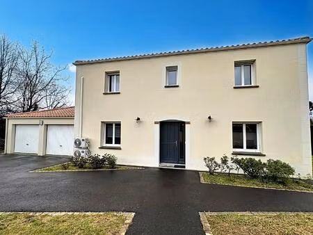 maison 4 chambres  bureau  piscine et vue dégagée.