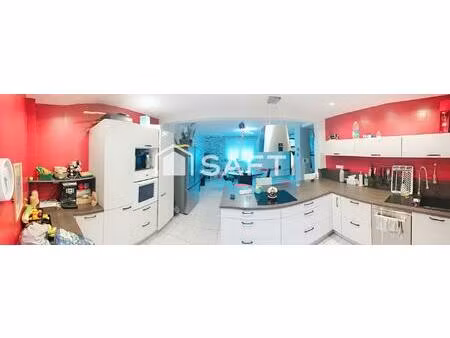 maison comprenant un beau séjour avec cuisine intégrée ouverte avec accés direct terrasse 