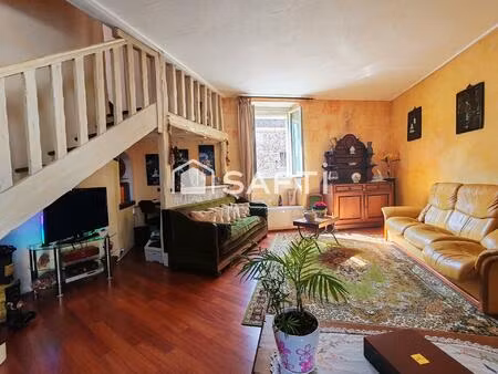 maison de 106m2  4 pièces  cave  cour extérieur