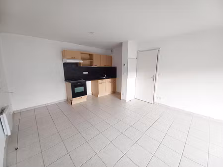 t2 avec parking résidence les jardins arpajon sur cere