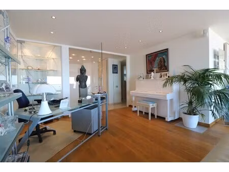 uniek 4-slaapkamerappartement met fantastisch zicht op zee.