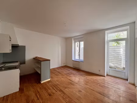 charmant t2 avec cour privative quartier des capucins