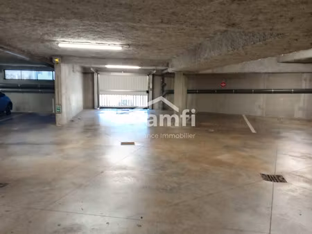 place de parking fermée et sécurisée