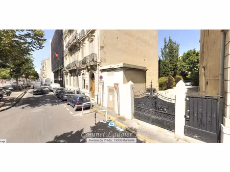 place de parking au 115 avenue du prado