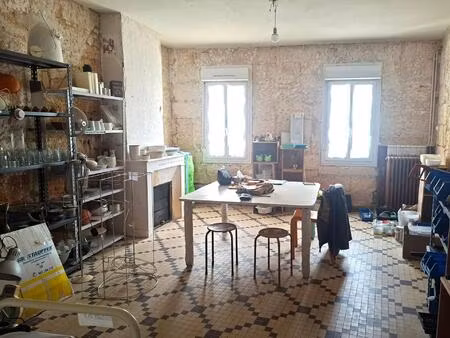 maison en pierre à rénover  idéalement située au cœur de castillon  avec jardin et beau po