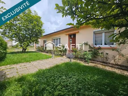 maison individuelle de plain pied à renover  grand terrain arboré.