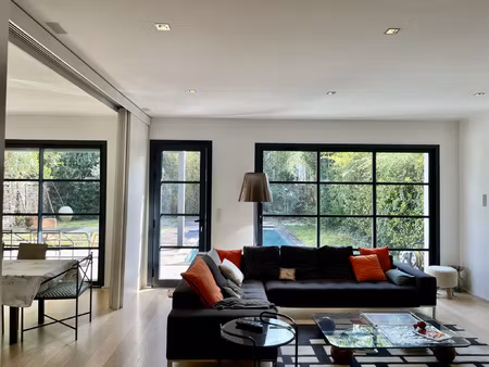 cote pavee   maison renovee par architecte  jardin  piscine