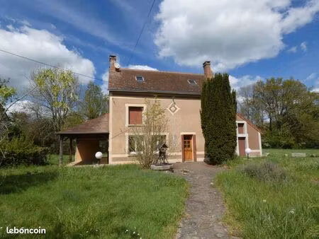 belle maison spacieuse  trois granges  un grand terrain attenant