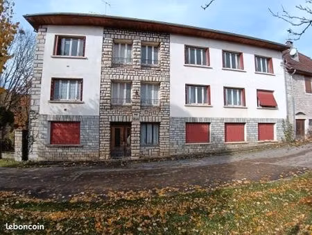 grande bâtisse a fort potentiel