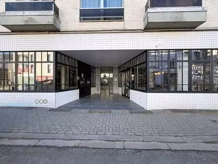 superbe rez-de-chaussée commercial idéalement situé