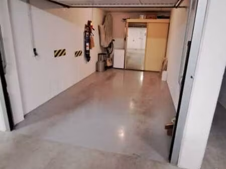 garage fermé à louer à la semaine